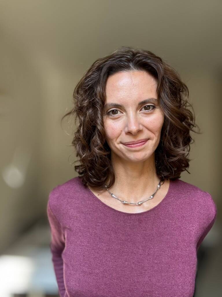 Silvia Barberis, biologa nutrizionista, sorride guardando verso l'obiettivo.